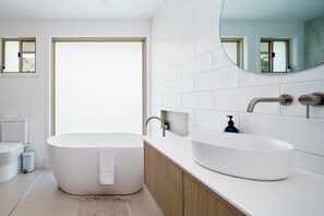 Dusche, Haartrockner, Handtücher, Shampoo