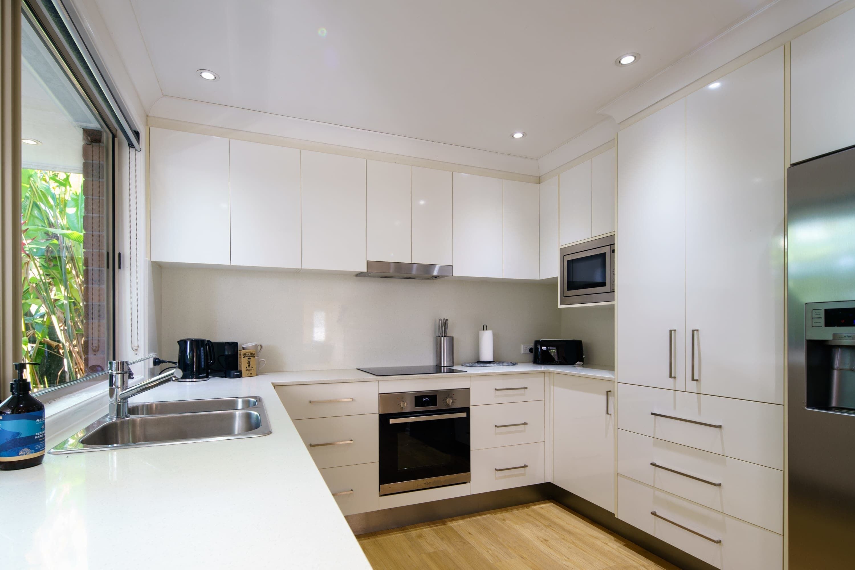 Frigorifero, microonde, forno, piano cottura