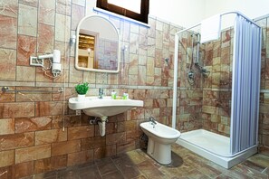 Escritorio, wifi gratis y ropa de cama 