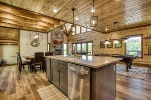 Oppvaskmaskin, papirhåndklær, spisebord og kjøkkenøyer