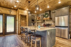 Oppvaskmaskin, papirhåndklær, spisebord og kjøkkenøyer