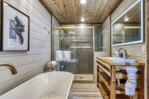 Hair dryer, towels, toilet paper - Brand New Cabin w/ Mountain Views & Karaoke (Gatlinburg)