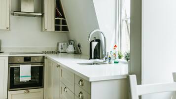 雪櫃、微波爐、焗爐、爐具