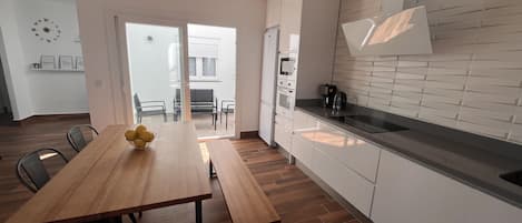 Kühlschrank, Mikrowelle, Ofen, Geschirrspüler
