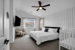 4 soverom, skrivebord, strykejern/-brett og reiseseng for barn