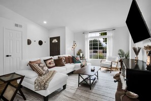 スマートテレビ、テレビゲーム、テーブルサッカー台、卓球台