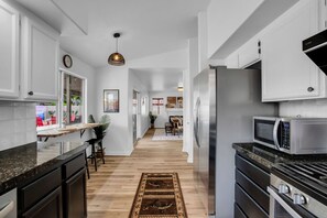 Refrigerador, microondas, horno, placa de cocina