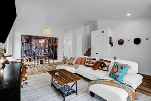 Smart-TV, videospill, fotballspill og bordtennis