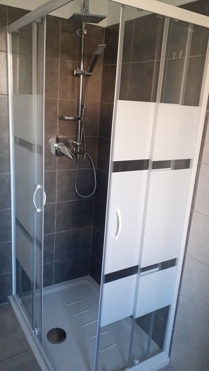 Shower, hair dryer, bidet, towels - Modern and Cozy Holiday Home 5 min from the nearest beach (Cabras)