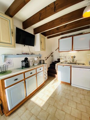 Fridge, stovetop, dishwasher, toaster - Villa de Vacances Proche Plage Piscine et Parking (Portiragnes)