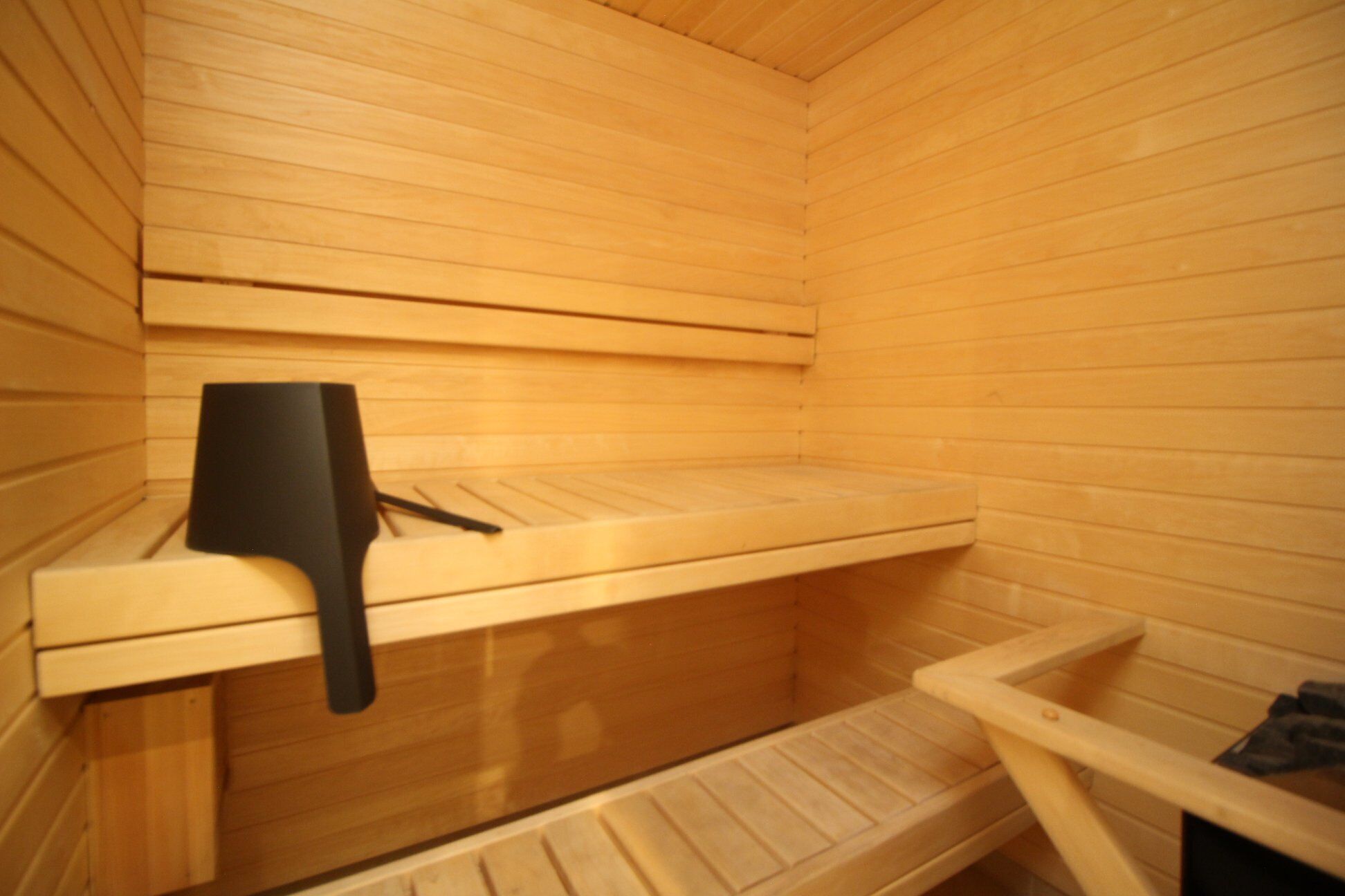 Una sauna con paredes y bancos de madera.