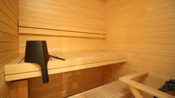 Una sauna con paredes y bancos de madera.