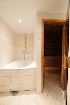 Appartement, 2 slaapkamers, sauna | Badkamer | Een haardroger, handdoeken, zeep, shampoo