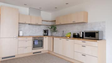 Kjøleskap, mikrobølgeovn, ovn og kokeplater