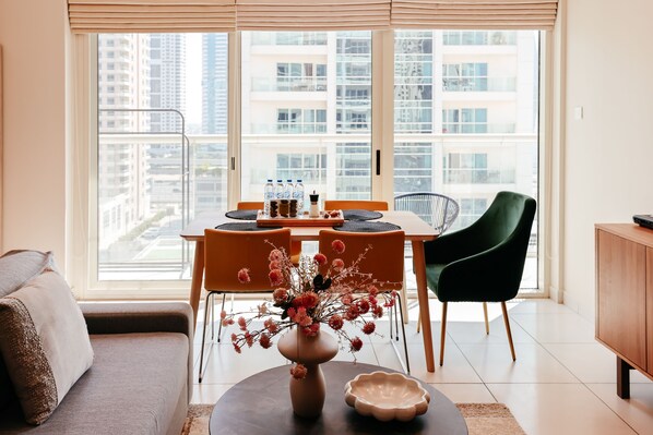 In-room dining - Elegant 1BD with Stunning Views (Dubai)