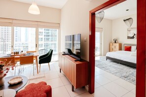 Living area - Elegant 1BD with Stunning Views (Dubai)