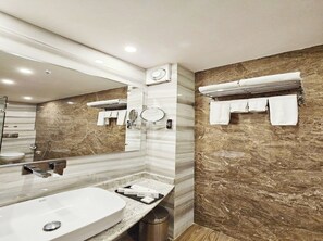 Luxury Tek Büyük Yataklı Oda | Banyo | Saç kurutma makinesi, terlik 