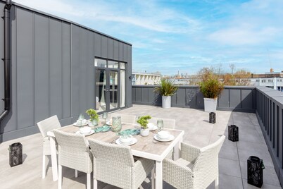 Deluxe South Central Apartment