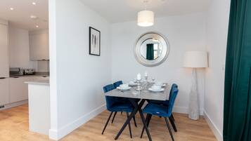 Deluxe Apartment, 2 Bedrooms | Dining room