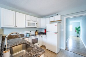 Fridge, microwave, oven, stovetop - Modern 4BR Ocean Block Apt, Walk to the Beach (Ocean City)