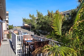 Terrace/patio - Modern 4BR Ocean Block Apt, Walk to the Beach (Ocean City)