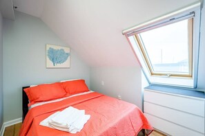 4 bedrooms, desk, iron/ironing board, WiFi - Modern 4BR Ocean Block Apt, Walk to the Beach (Ocean City)