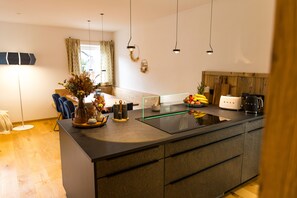 Kjøleskap, mikrobølgeovn, ovn og kokeplater