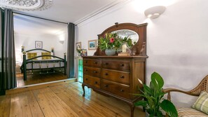 3 chambres, fer et planche à repasser, lit de bébé portatif