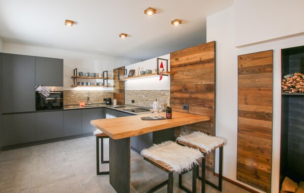 Fridge, oven, stovetop, dishwasher - Pet friendly home in Castello Tesino (Castello Tesino)