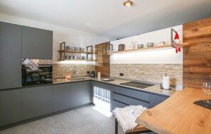 Fridge, oven, stovetop, dishwasher - Pet friendly home in Castello Tesino (Castello Tesino)