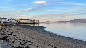 Beach nearby - Stunning holiday cottage, sleeping 8 guests (Anglesey)