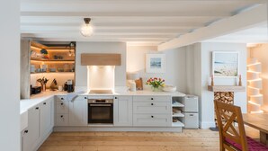 Coffee/tea maker, fridge, microwave, oven - Stunning holiday cottage, sleeping 8 guests (Anglesey)