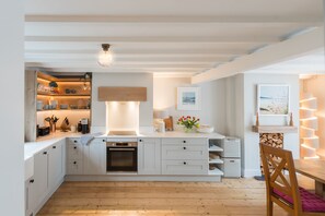 Fridge, microwave, oven, stovetop - Stunning holiday cottage, sleeping 8 guests (Anglesey)