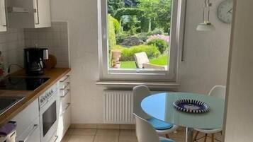 Kühlschrank, Mikrowelle, Herdplatte, Geschirrspüler