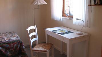 1 bedroom, iron/ironing board, internet, bed sheets