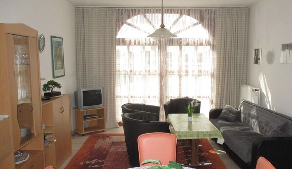 Fernseher, Tischtennisplatte