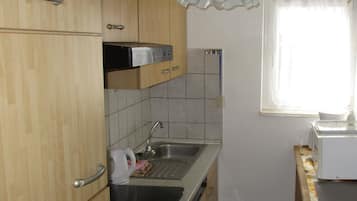 Fridge, microwave, dishwasher, coffee/tea maker