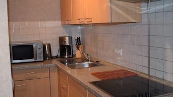 Kühlschrank, Wasserkocher mit Kaffee-/Teezubehör, Hochstuhl
