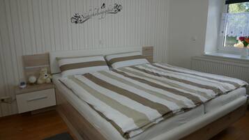 Bügeleisen/Bügelbrett, Internetzugang, Bettwäsche