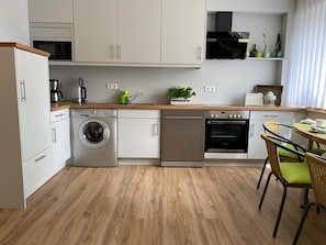 Cafetera y tetera, refrigerador, microondas y lavavajillas