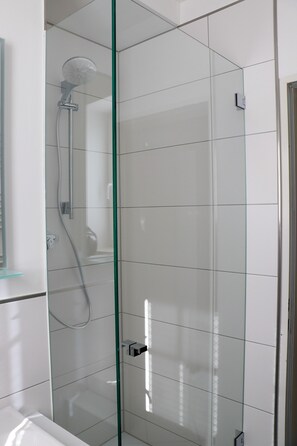 Dusche, Haartrockner, Handtücher