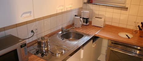 Kühlschrank, Mikrowelle, Herdplatte, Hochstuhl