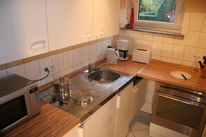 Réfrigérateur, micro-ondes, plaque de cuisson, chaise haute