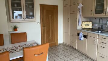 KylskÄp, spishÀll, diskmaskin och kaffe- och tebryggare