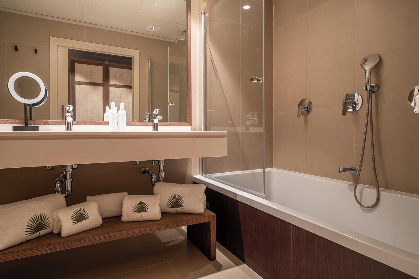 Camera Deluxe | Bagno | Vasca e doccia separate, asciugacapelli, pantofole, bidet
