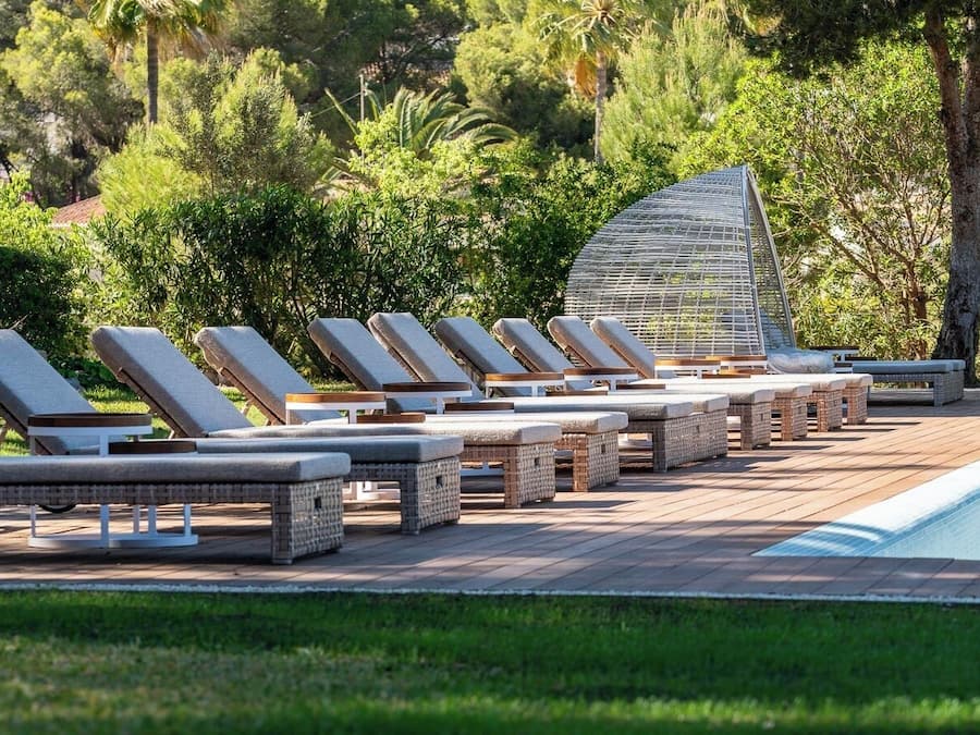 Inomhuspool och en sÀsongsöppen utomhuspool