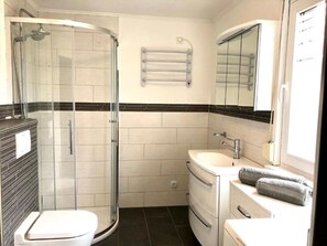 Dusche, Handtücher, Toilettenpapier
