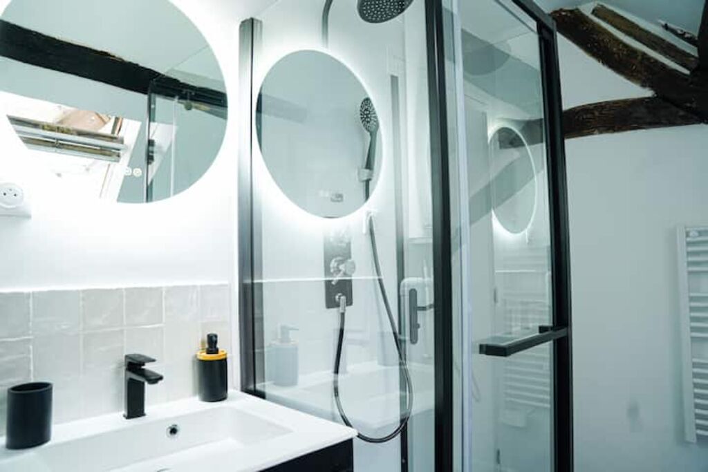 Towels, soap, shampoo, toilet paper