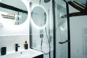 Towels, soap, shampoo, toilet paper