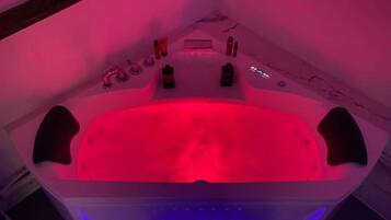 Indoor spa tub